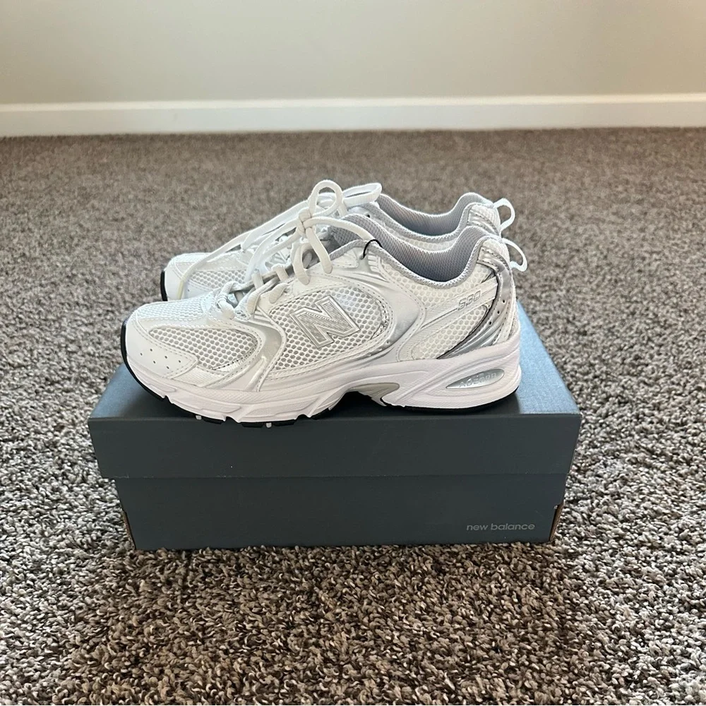 New Balance 2020 530 Silver and White, size 5 men’s/ 6.5 women’s - Picture 4 of 7